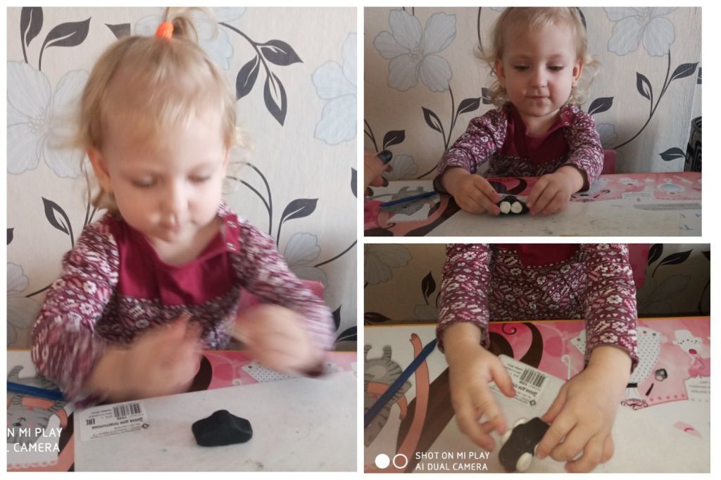 Ева лепит машинку.jpg